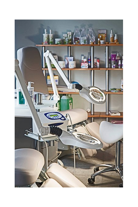 Circus LED magnifying glass Lamp, T100 Wh 600 940 3,5D CLA EU, CIL026693 by JB Medico