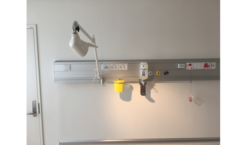 Equipamiento en acero inoxidable de JB Medico: funcional, higiénico y diseñado para uso clínico.