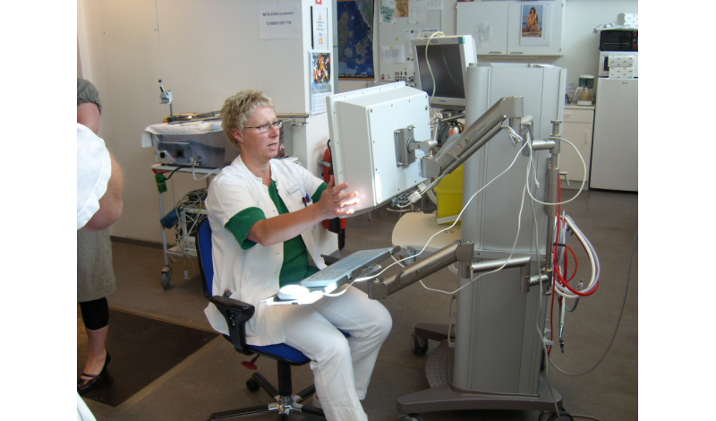 Ergonomiske løsninger til hospitaler – justerbare monitorarme og udstyr fra JB Medico.